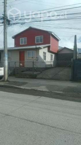 Casa con taller mecánico