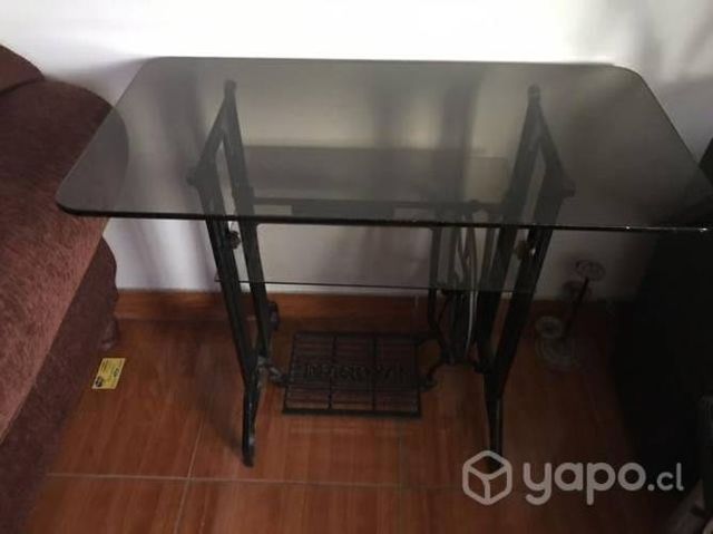 Mesa de vidrio con pata de máquina