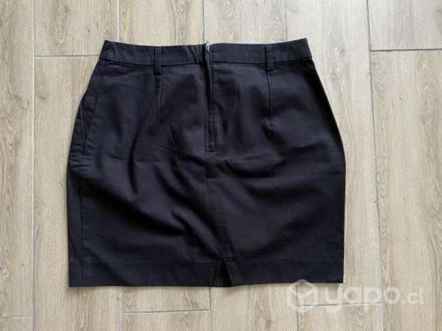 Falda de tela marca H&M negra talla 38