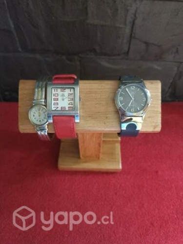 Exhibidor de reloj pulsera de madera