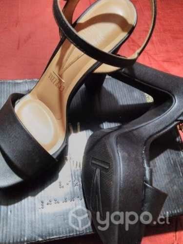 Tacones negros