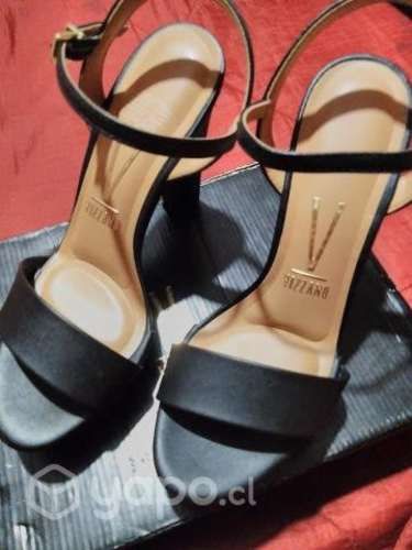 Tacones negros