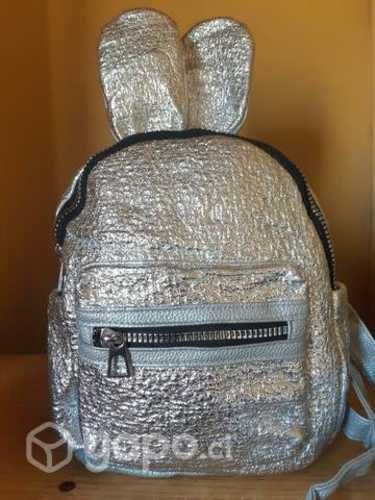 Mochila plateada con orejas
