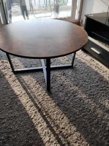 Mesa redonda de madera nueva