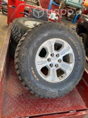 Llantas originales silverado con neumáticos 35 e18