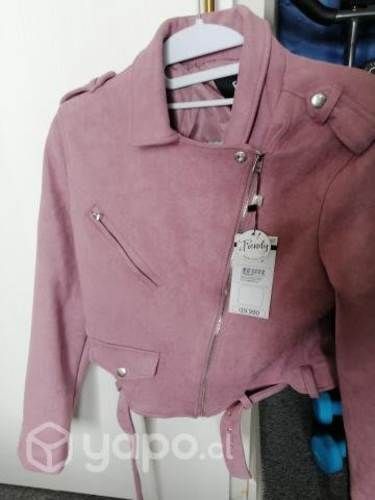 chaqueta rosa y zapatos nuevos