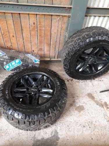 Llantas con neumáticos y amortiguadores