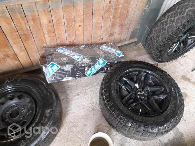 Llantas con neumáticos y amortiguadores