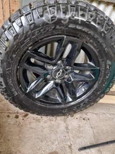 Llantas con neumáticos y amortiguadores