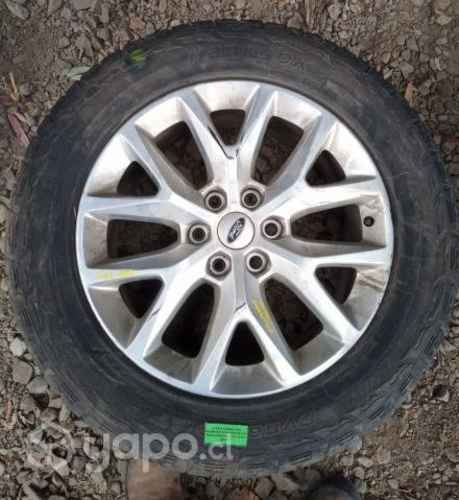 Llanta de Aluminio Detalle Con Neumatico Ford Expe