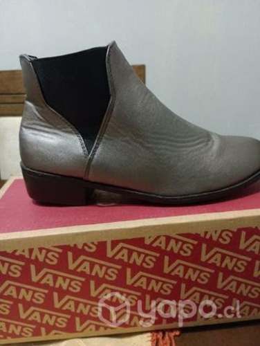 Botines nuevos en caja color gris