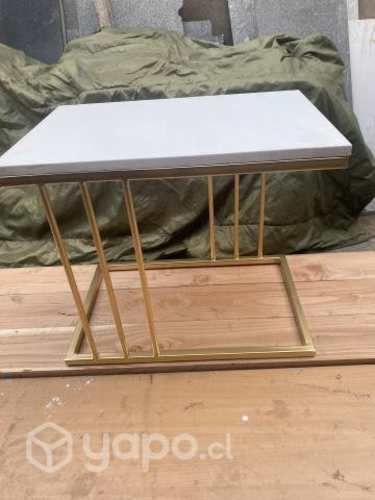 Mesa de centro cubierta de cuarzo blanco