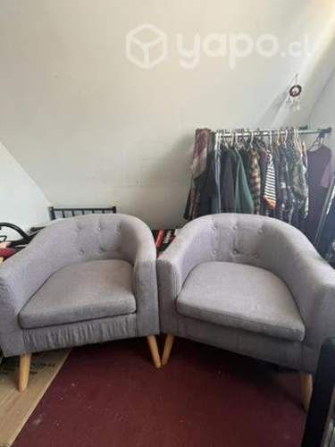 Sillones gris con patas de madera