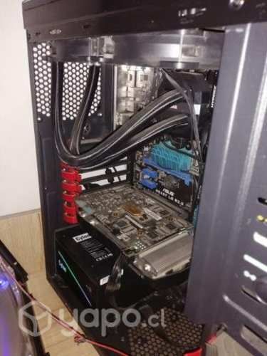 Pc gamer con todo lo de la foto