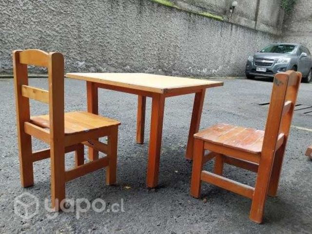 Mesa niña y dos sillas