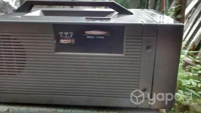 Televisor y radio antigua a batería