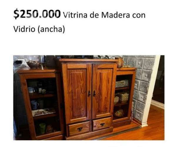 Vitrina de madera con puertas de vidrio y rack