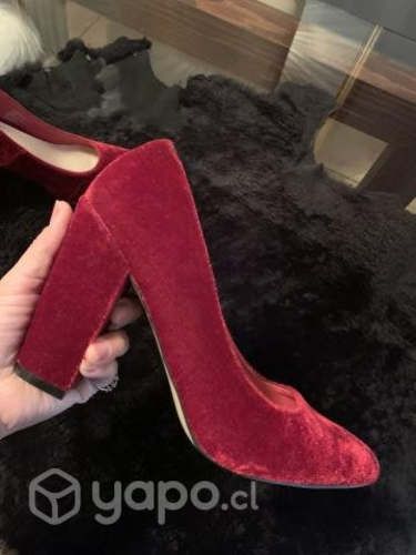 Zapatos rojos muy elegantes