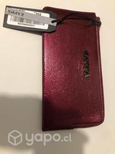 Billetera Zappa de color burdeo ,sin uso