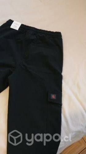 Pantalón deportivo marca ZARA