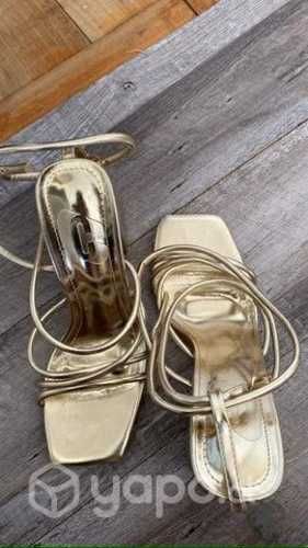 Preciosos tacones dorados