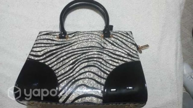 Cartera charol nueva