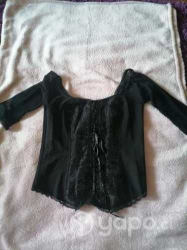 Blusa talla s, color negro.