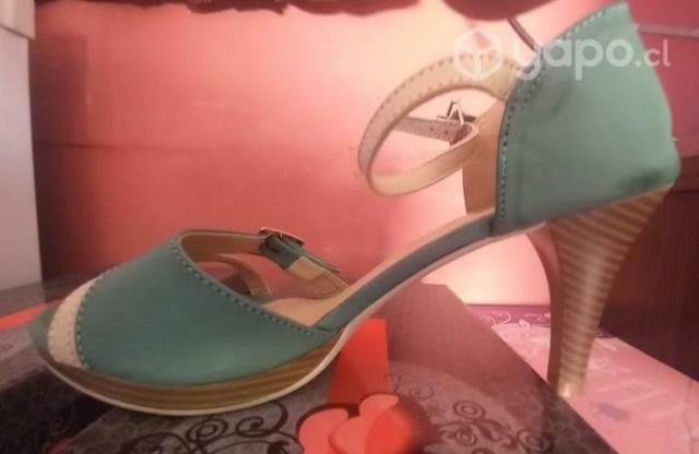 Zapatos nuevos de mujer