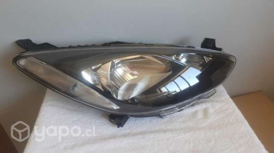 Optico derecho mazda 2, año 2010