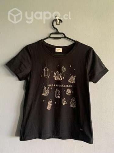 Polera umbrale, un básico en talla S.