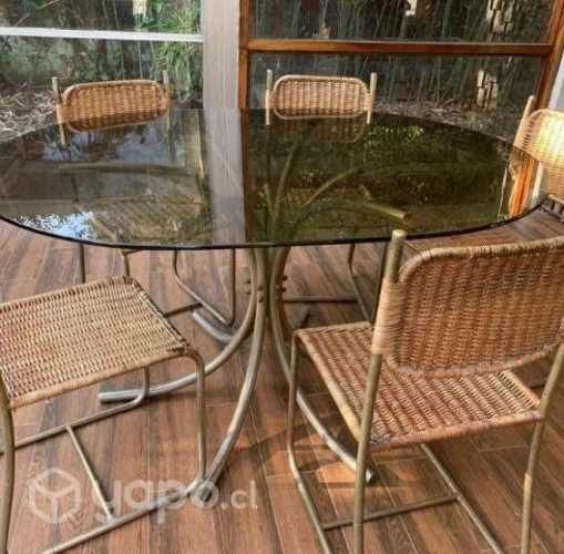 Comedor terraza con cubierta de vidrio esfumado