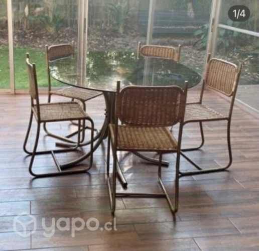 Comedor terraza con cubierta de vidrio esfumado