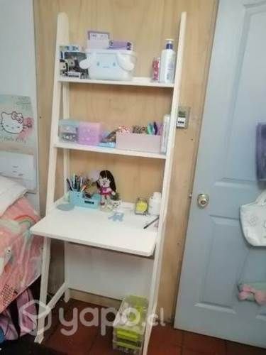 Escritorio con repisas