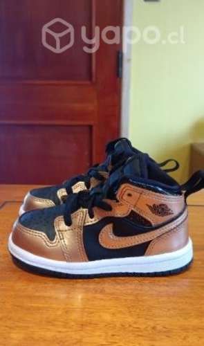 Zapatilla Nike Air Jordan N23,5 niño oro metálico