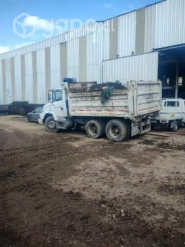 Camion tolva y retroexcavadora