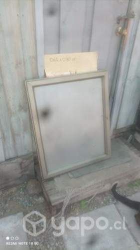 Ventana aluminio color plateado del tipo batiente