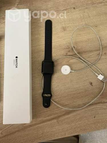 Apple Watch Series 3 roto en una esquina