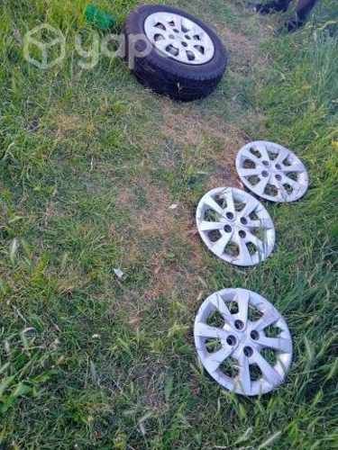 4 neumaticos con sus llantas y a parte 4 tapa