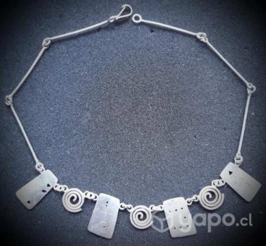 Hermoso collar étnico de plata.