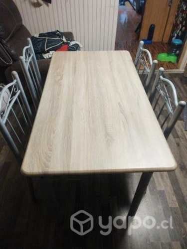 Mesa y cuatro sillas