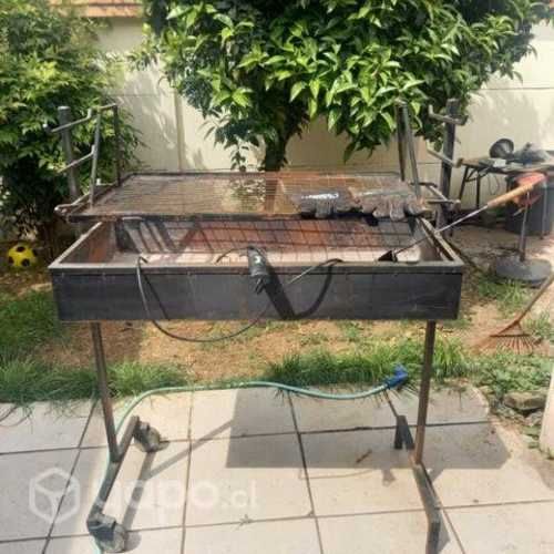 Gran parrilla usada, con encendedor y guantes