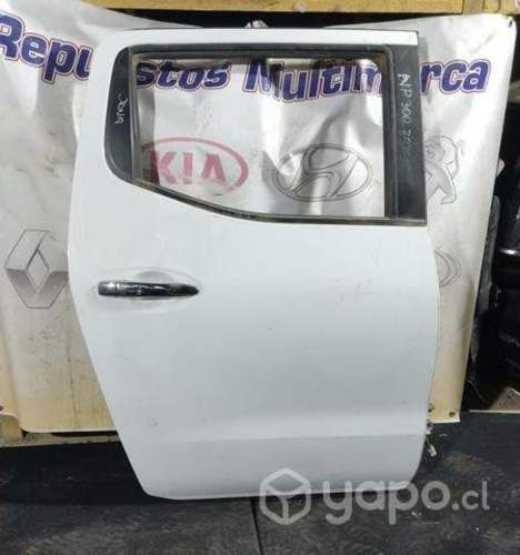Puerta trasera derecha Nissan Np300 sin vidrio