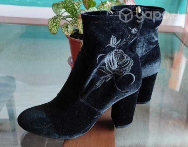 Botines negros gamuza con bordado 15.000