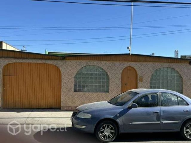 Se vende casa en villa exótica frente a mall