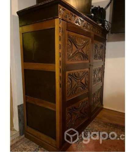 Ropero tallado en madera