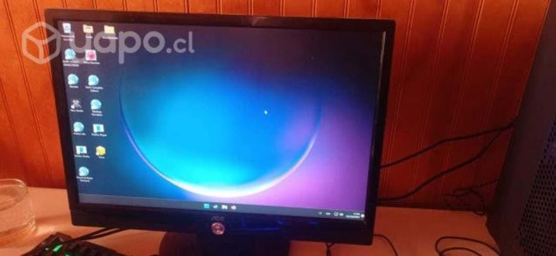 PC gamer con monitor y teclado