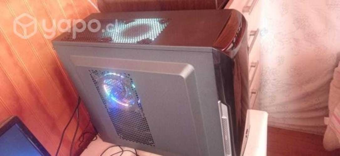 PC gamer con monitor y teclado