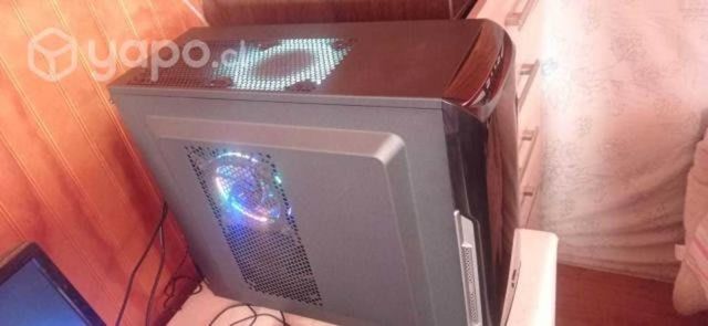 PC gamer con monitor y teclado