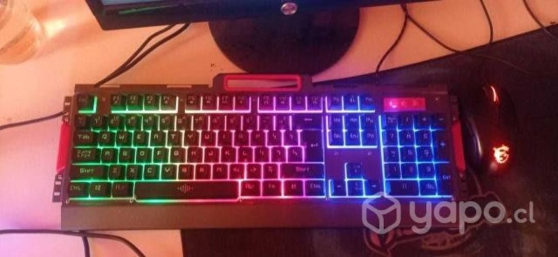 PC gamer con monitor y teclado
