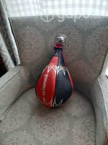 Guantes de box y pera de boxeo